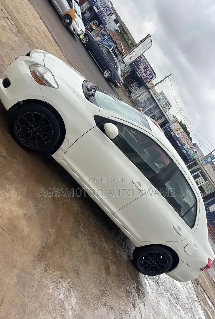 Toyota Yaris Base Sedan 4dr 2011 White
