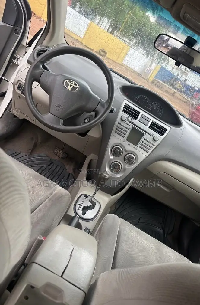 Toyota Yaris Base Sedan 4dr 2011 White