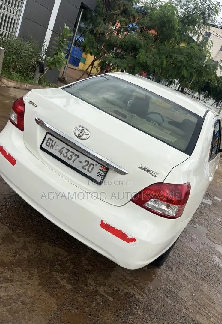 Toyota Yaris Base Sedan 4dr 2011 White