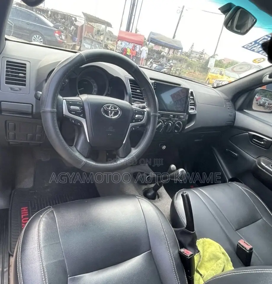 Toyota Hilux 2023 White