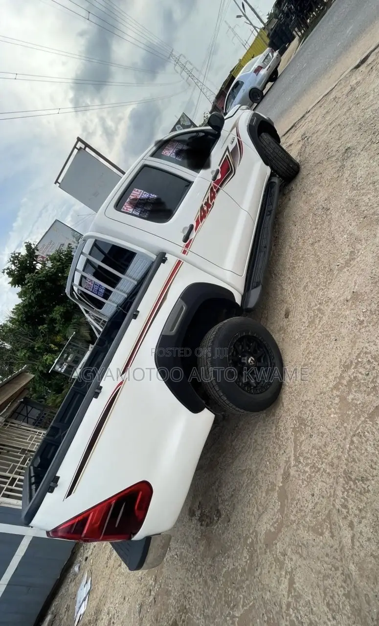 Toyota Hilux 2023 White
