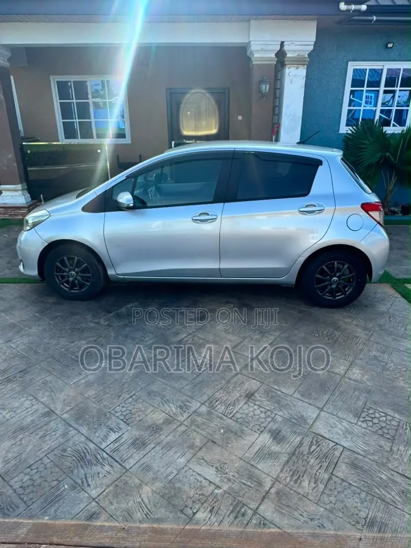 Toyota Vitz 2013 Silver