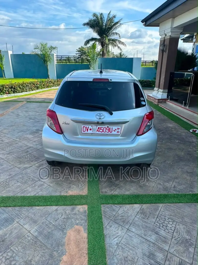 Toyota Vitz 2013 Silver