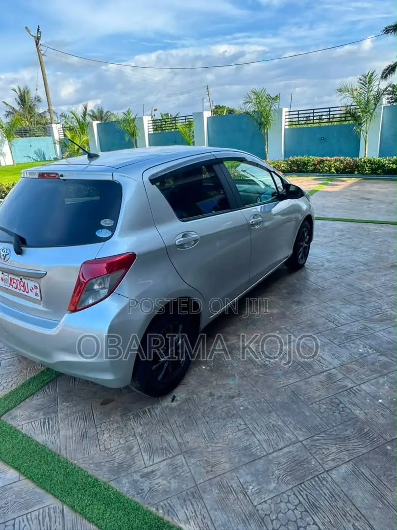 Toyota Vitz 2013 Silver