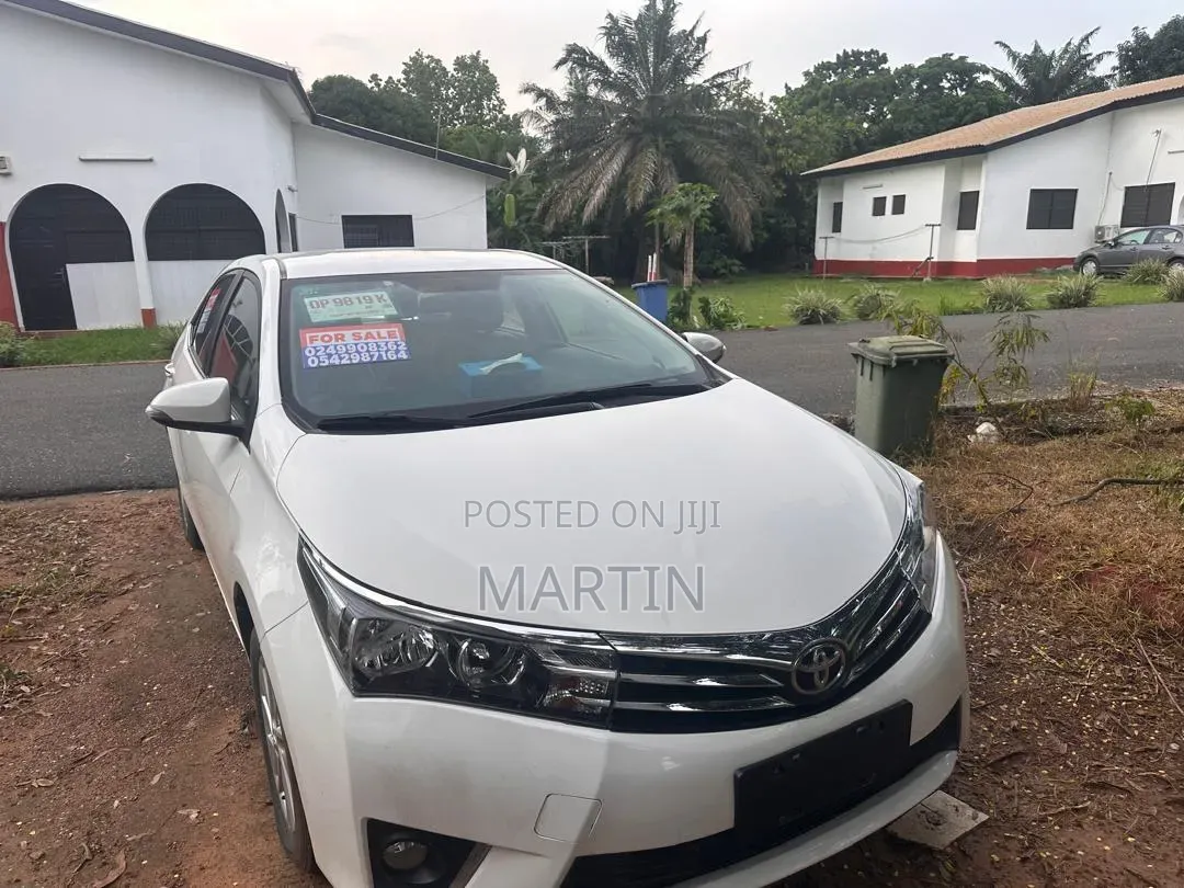 Toyota Corolla LE (1.8L 4cyl 2A) 2018 White