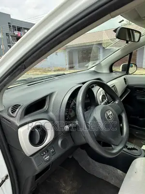 Toyota Vitz 1.3 FWD 3dr 2013 White