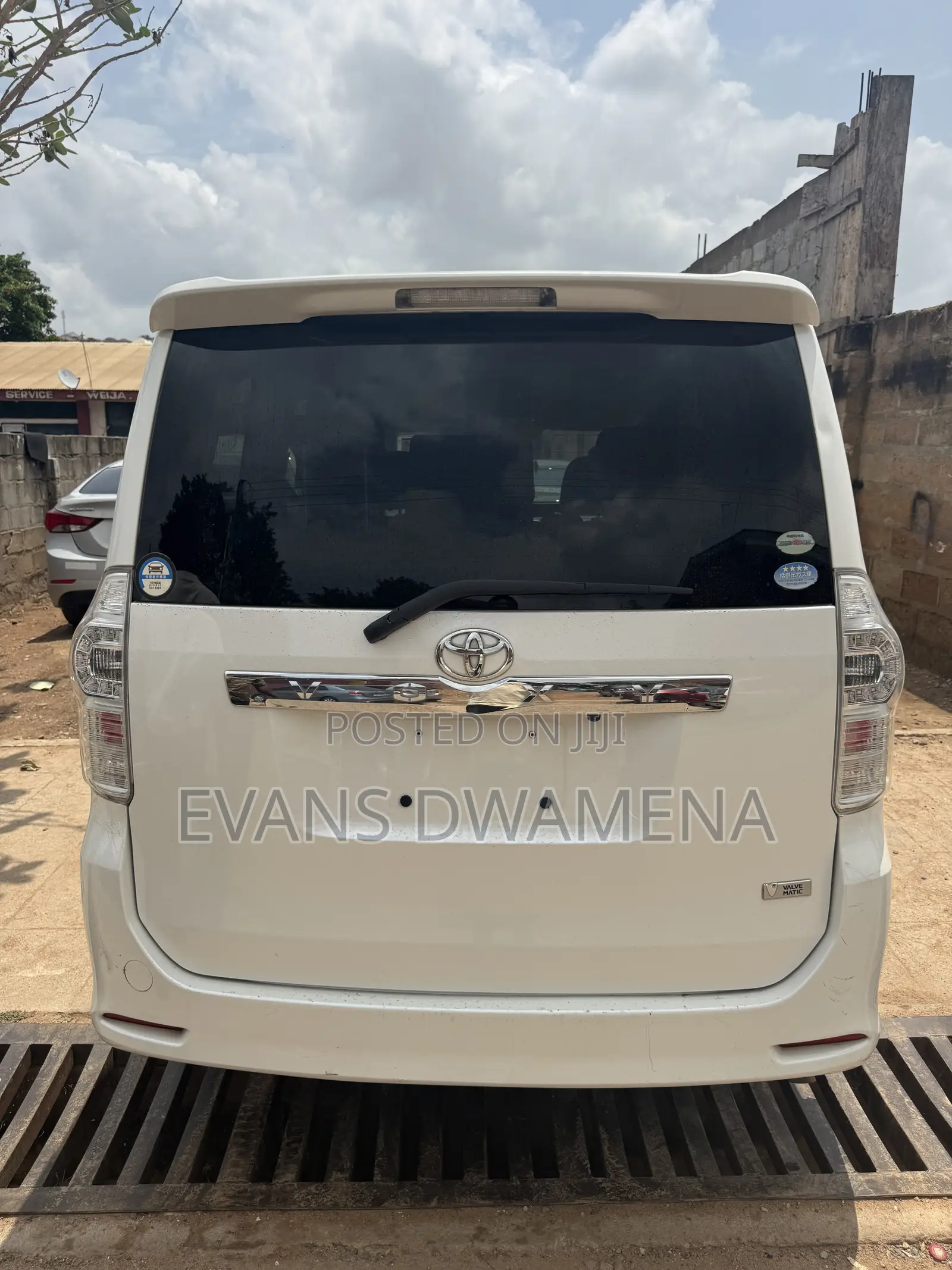 Toyota Voxy X 2WD 8-Seater 2011 White