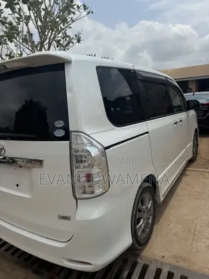 Toyota Voxy X 2WD 8-Seater 2011 White