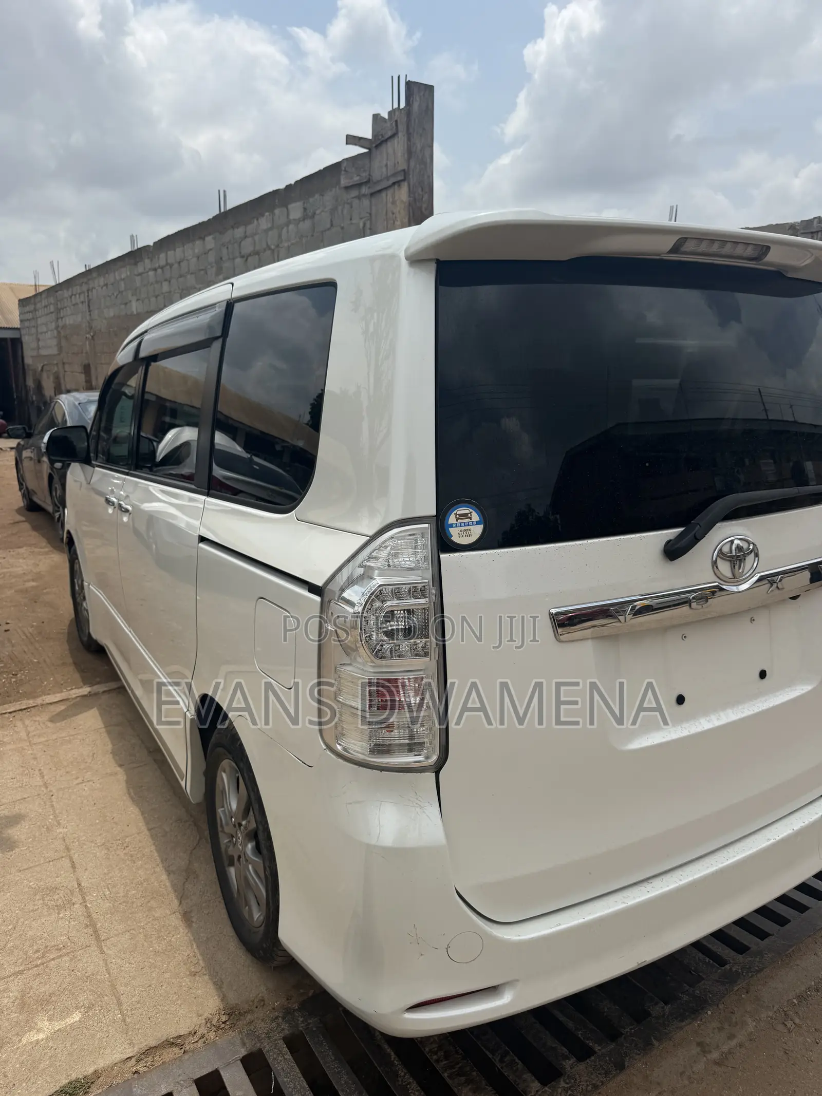 Toyota Voxy X 2WD 8-Seater 2011 White