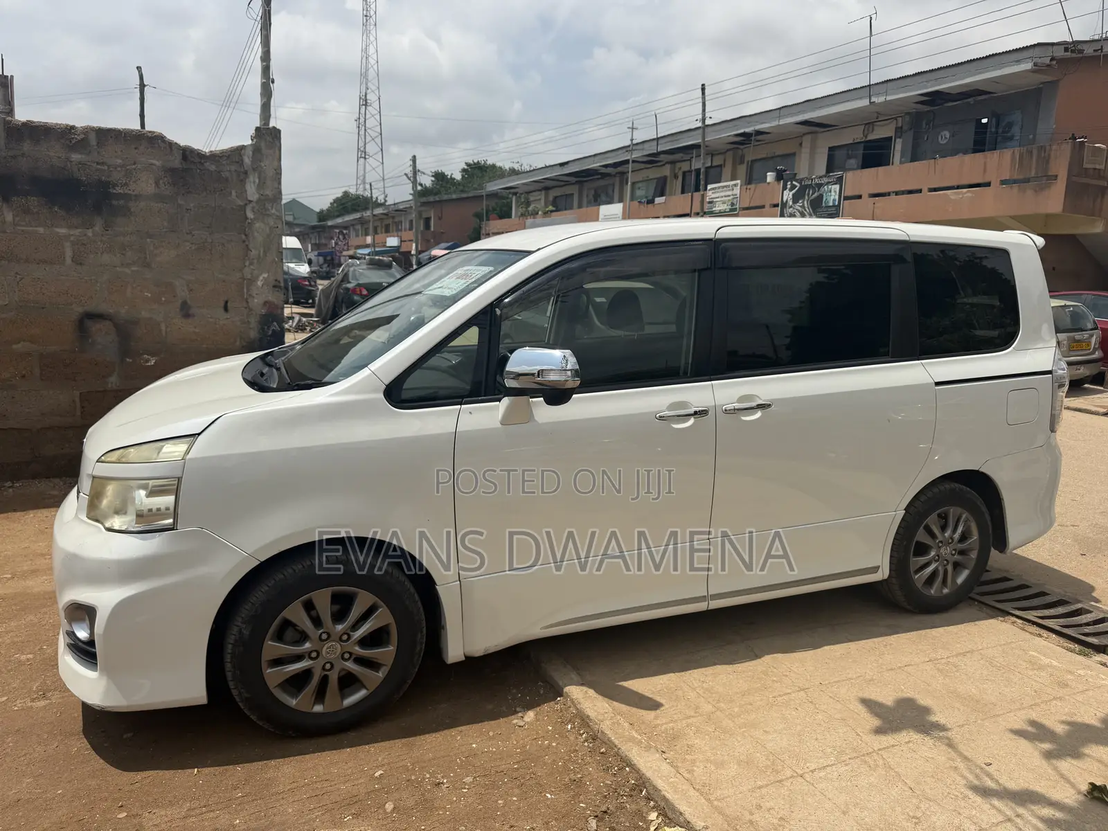Toyota Voxy X 2WD 8-Seater 2011 White