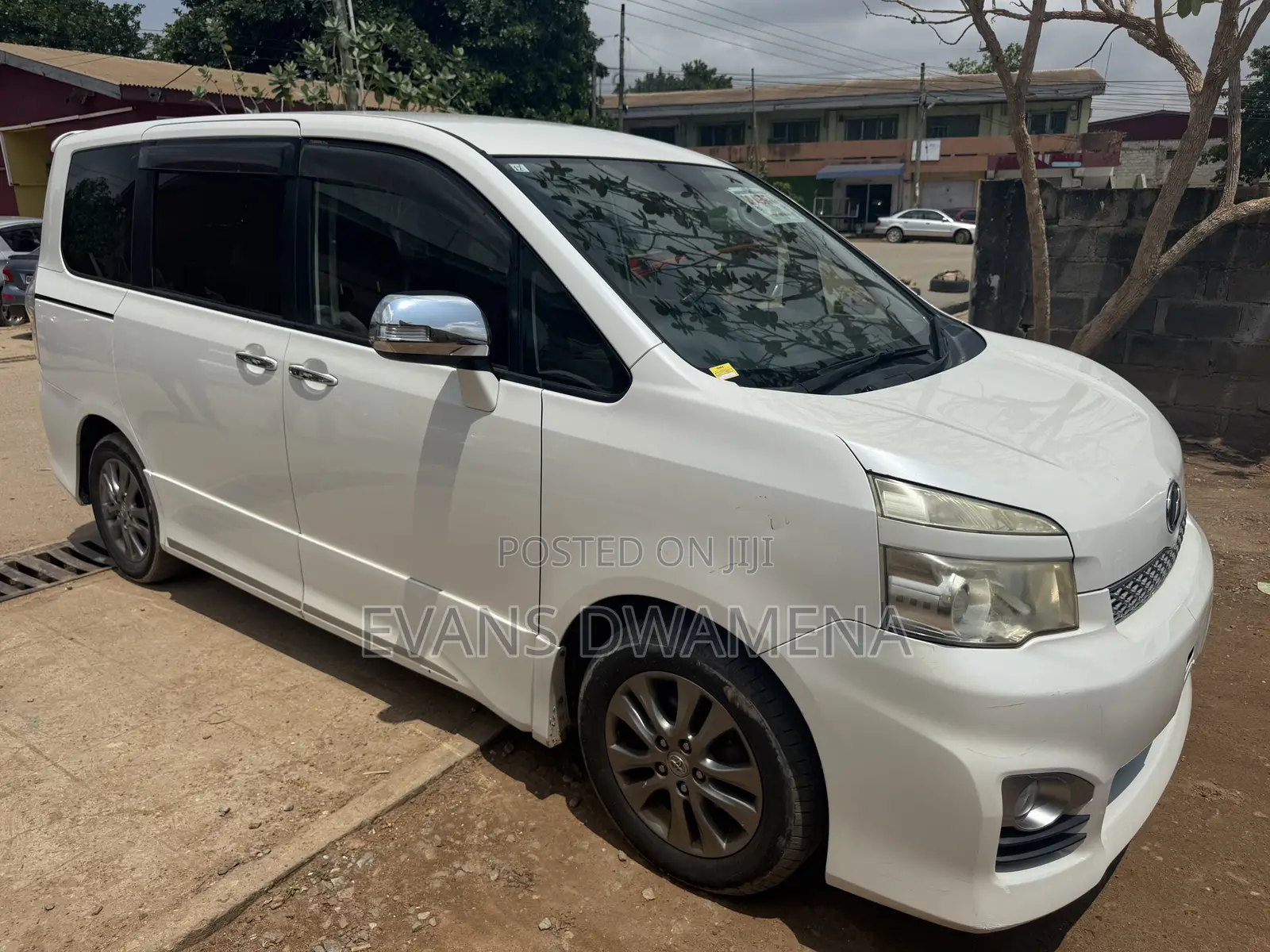 Toyota Voxy X 2WD 8-Seater 2011 White