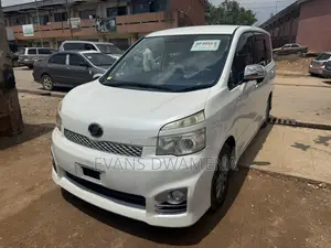 Toyota Voxy X 2WD 8-Seater 2011 White