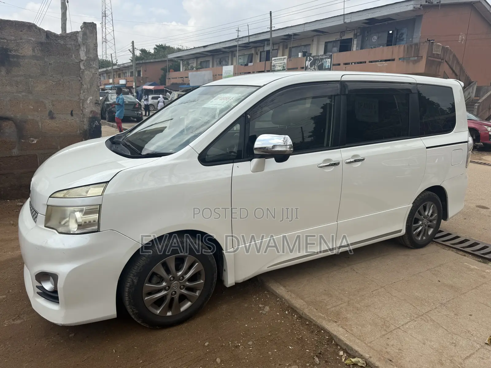 Toyota Voxy X 2WD 8-Seater 2011 White