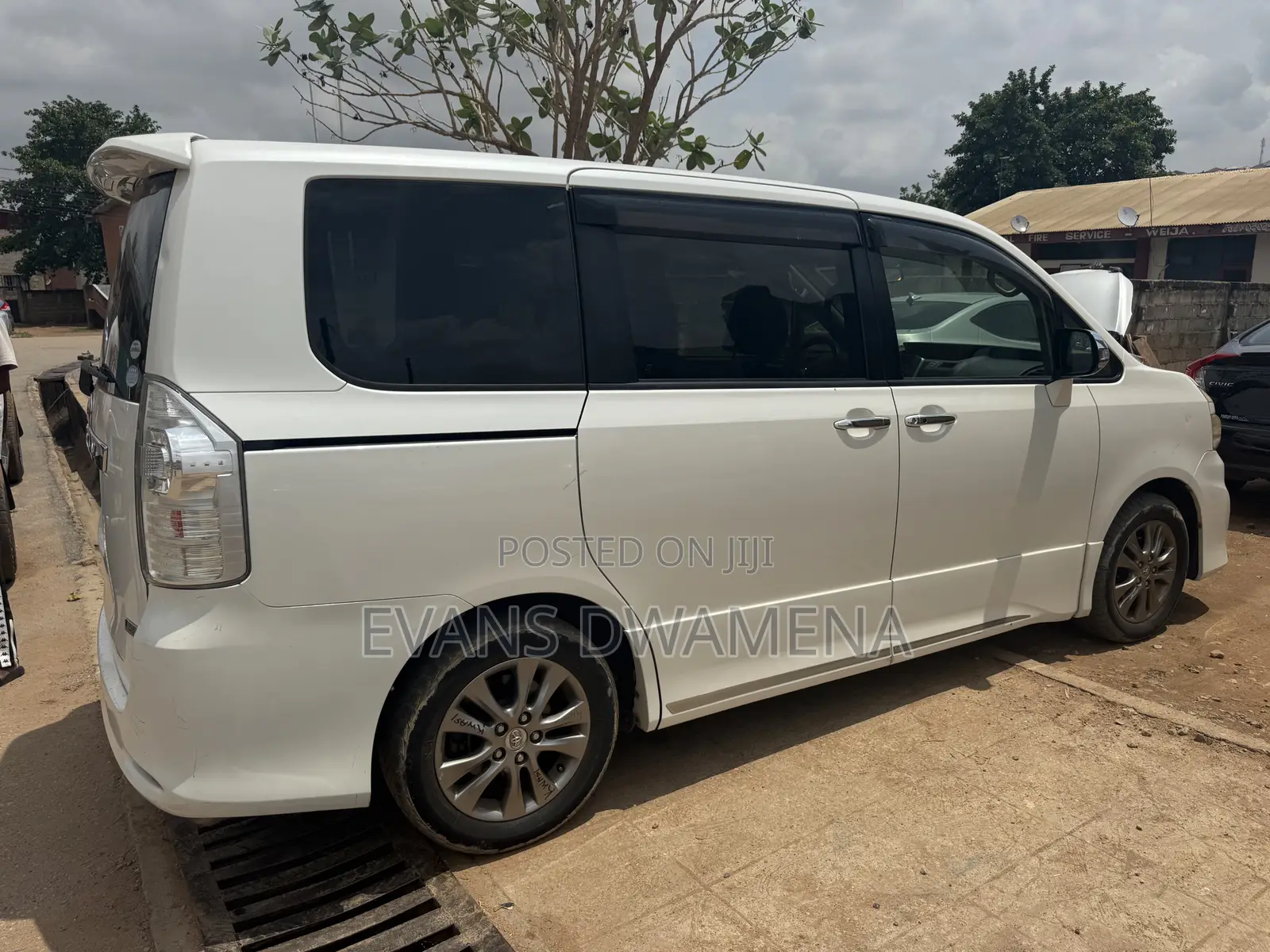 Toyota Voxy X 2WD 8-Seater 2011 White