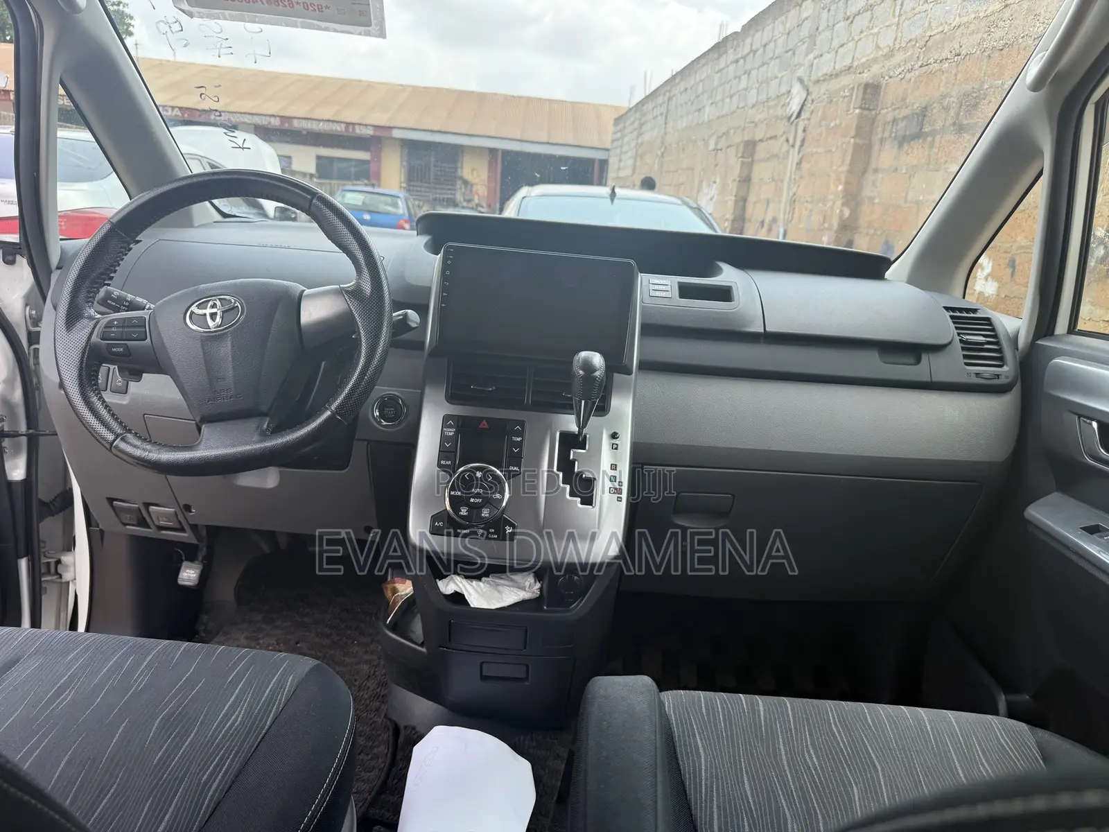 Toyota Voxy X 2WD 8-Seater 2011 White