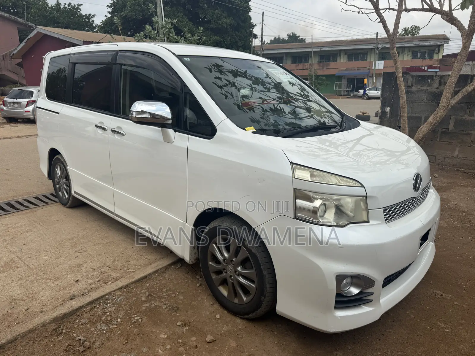 Toyota Voxy X 2WD 8-Seater 2011 White