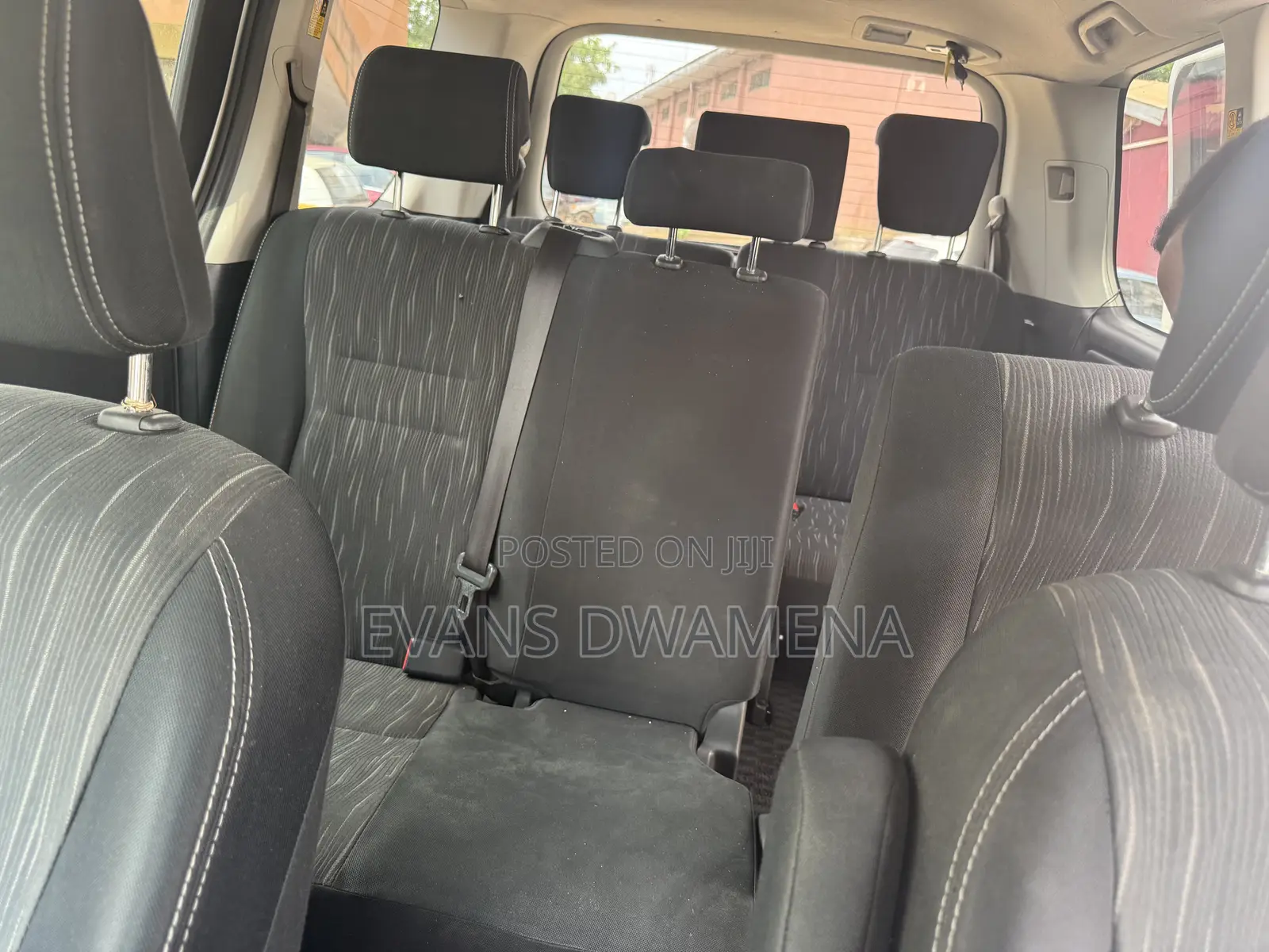 Toyota Voxy X 2WD 8-Seater 2011 White