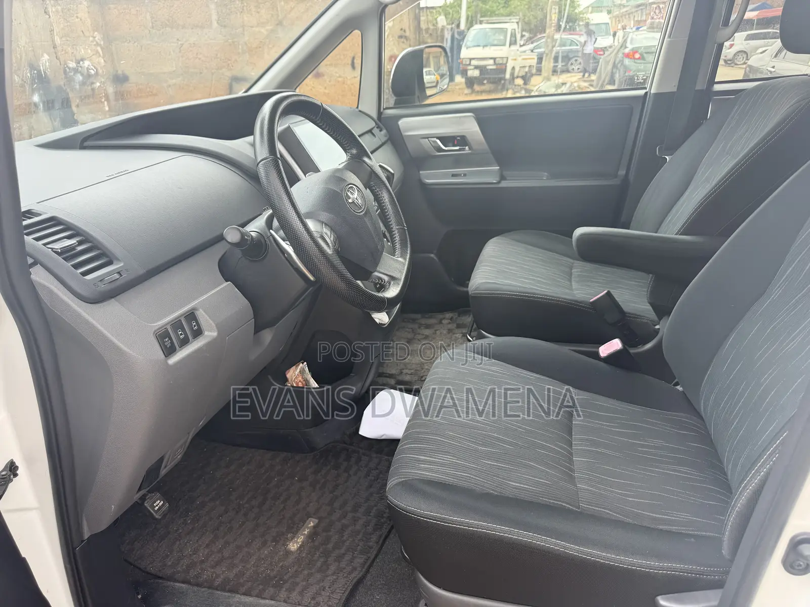 Toyota Voxy X 2WD 8-Seater 2011 White
