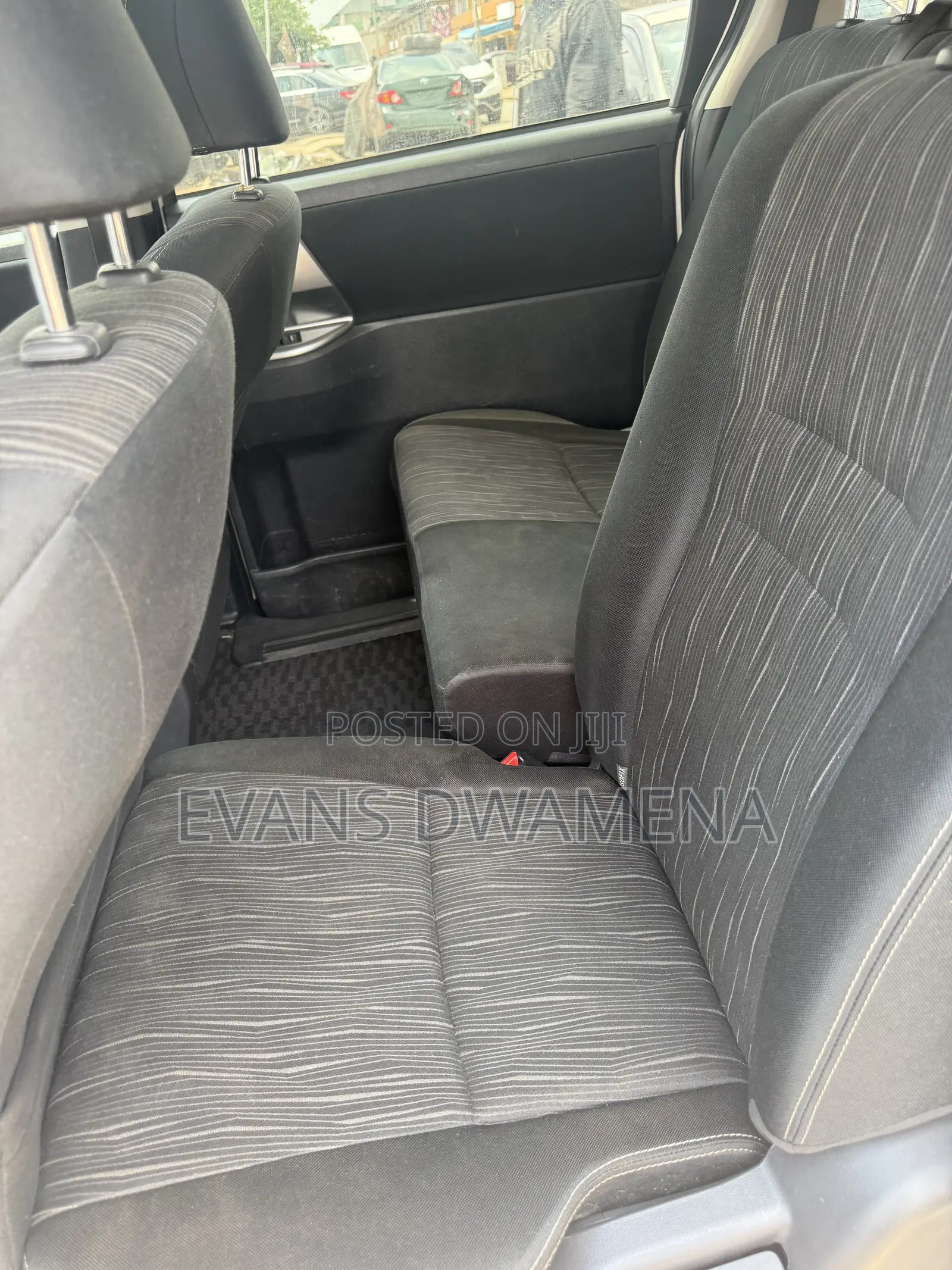 Toyota Voxy X 2WD 8-Seater 2011 White
