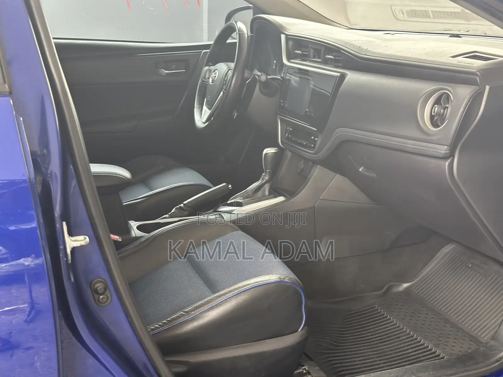 Toyota Corolla SE (1.8L 4cyl 6M) 2018 Blue
