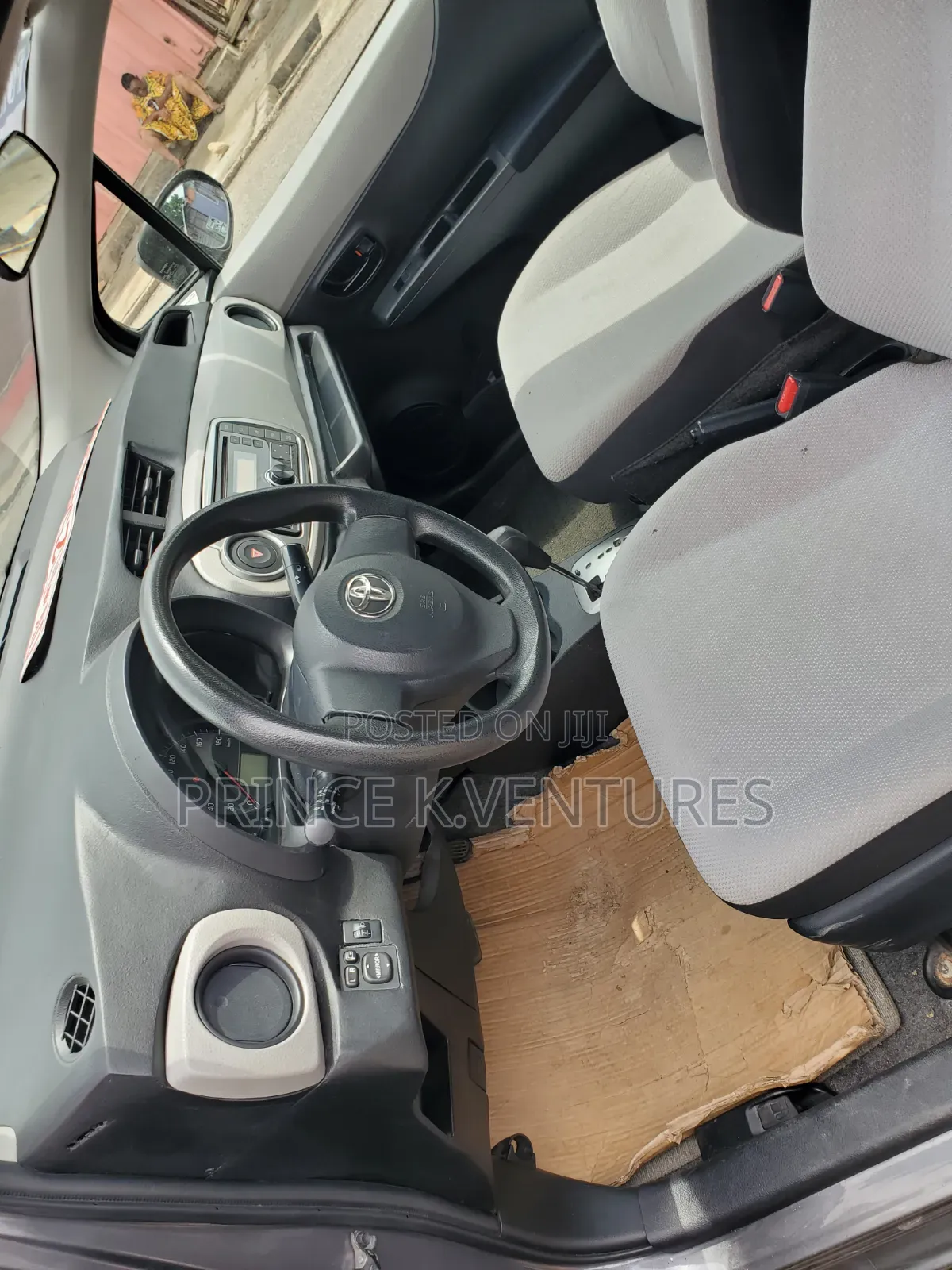Toyota Vitz 1.3 AWD 5dr 2012 Gray