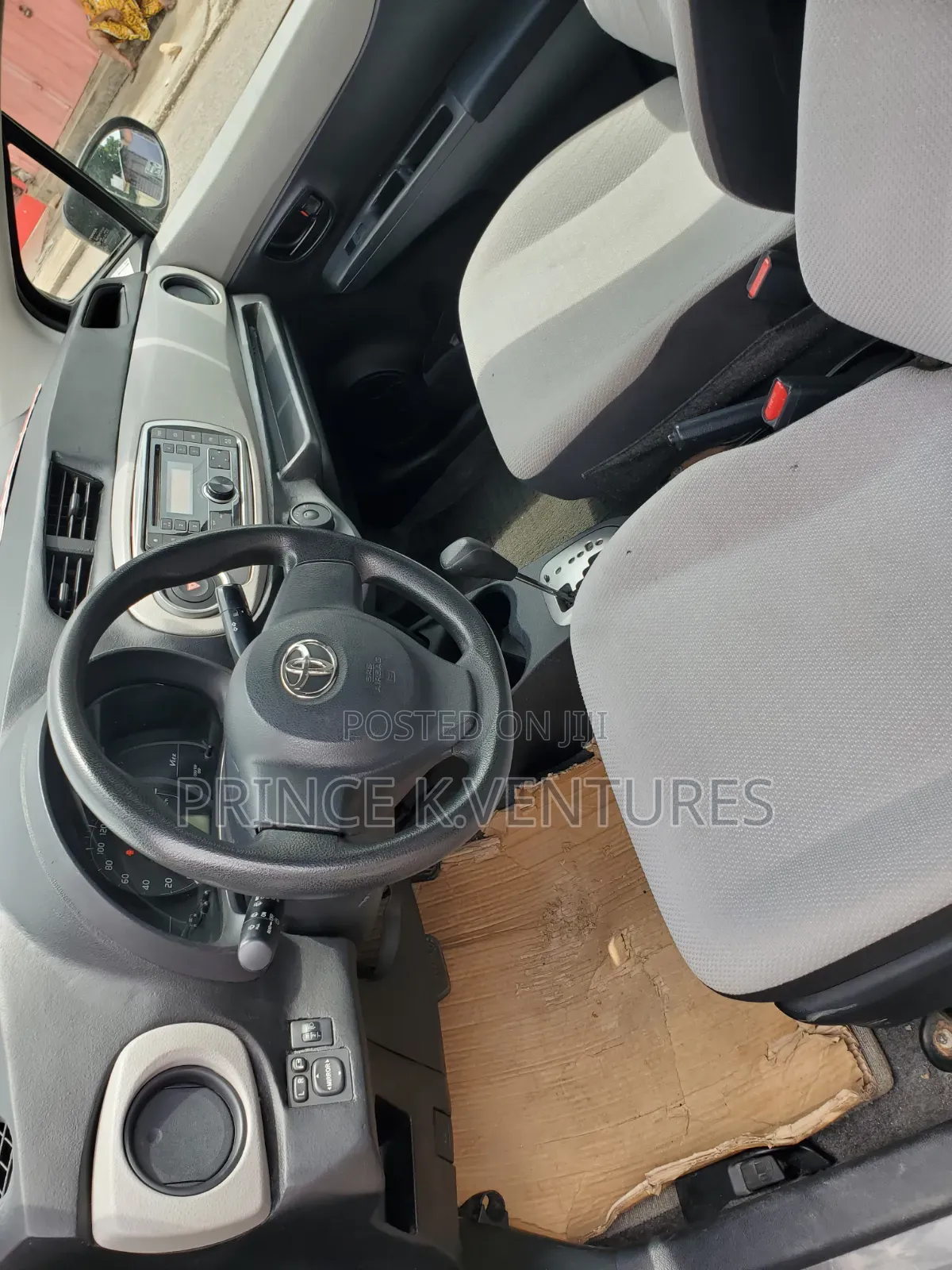 Toyota Vitz 1.3 AWD 5dr 2012 Gray