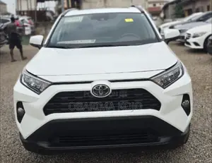 Toyota RAV4 XLE 2022 Off white