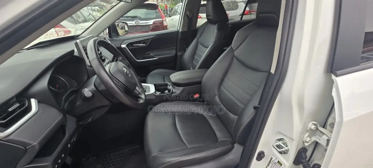 Toyota RAV4 XLE 2022 Off white