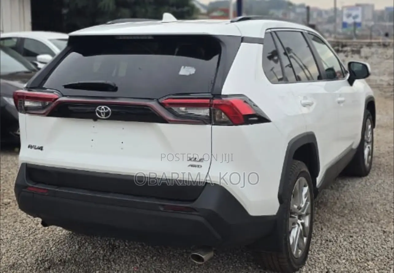 Toyota RAV4 XLE 2022 Off white