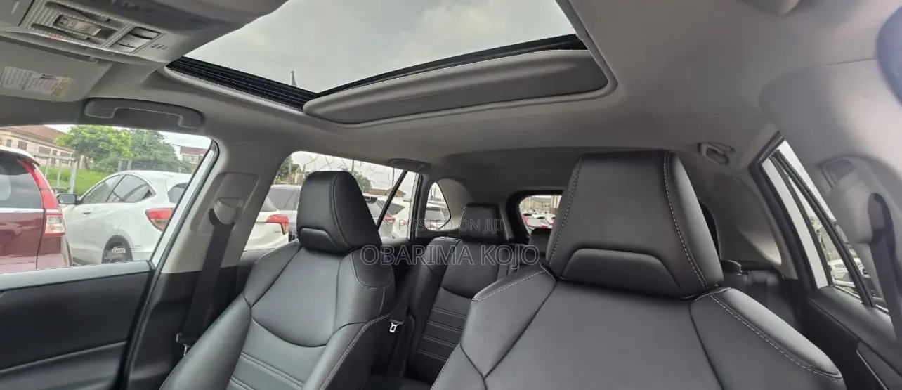 Toyota RAV4 XLE 2022 Off white