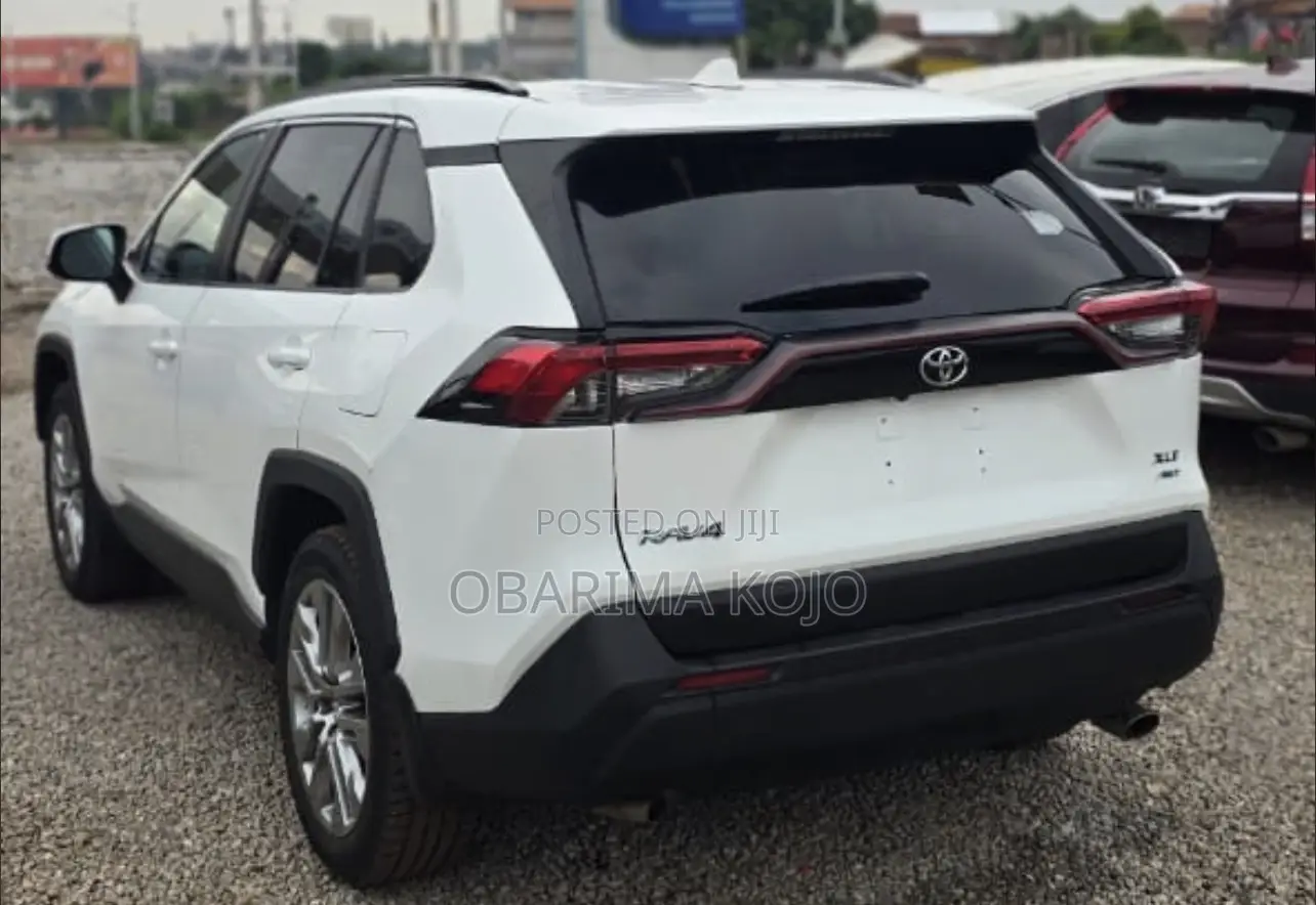 Toyota RAV4 XLE 2022 Off white