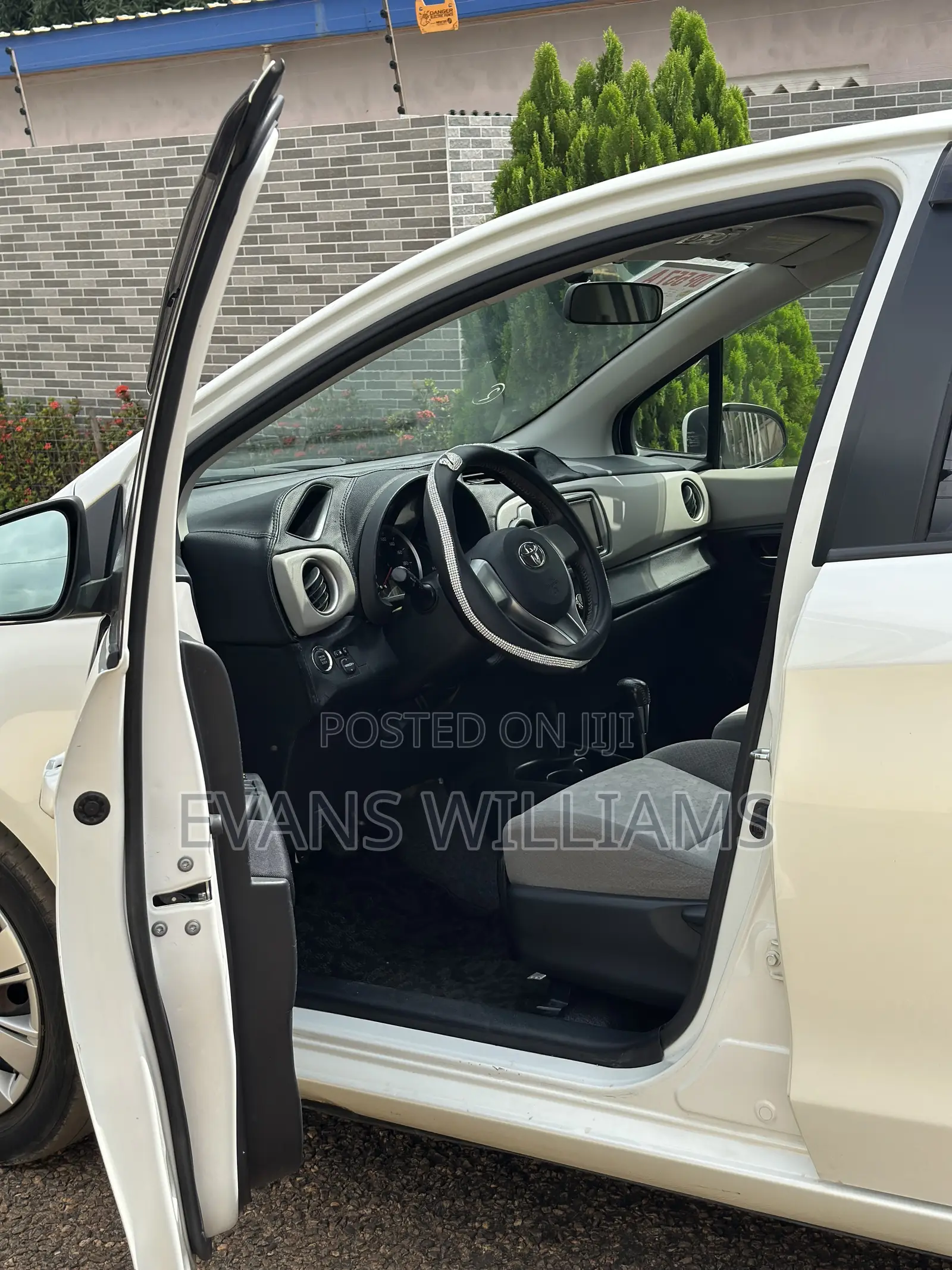 Toyota Vitz 1.3 FWD 5dr 2011 Pearl