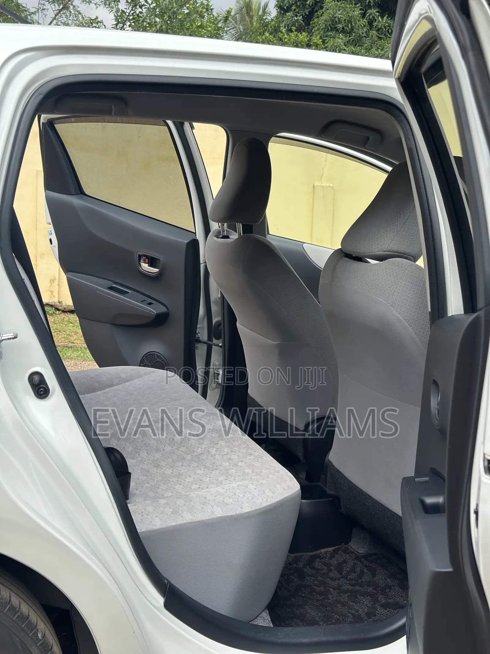 Toyota Vitz 1.3 FWD 5dr 2011 Pearl