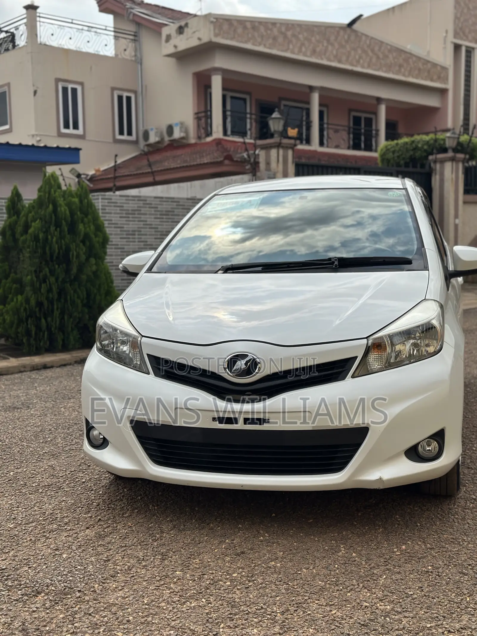 Toyota Vitz 1.3 FWD 5dr 2011 Pearl