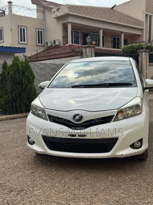 Toyota Vitz 1.3 FWD 5dr 2011 Pearl