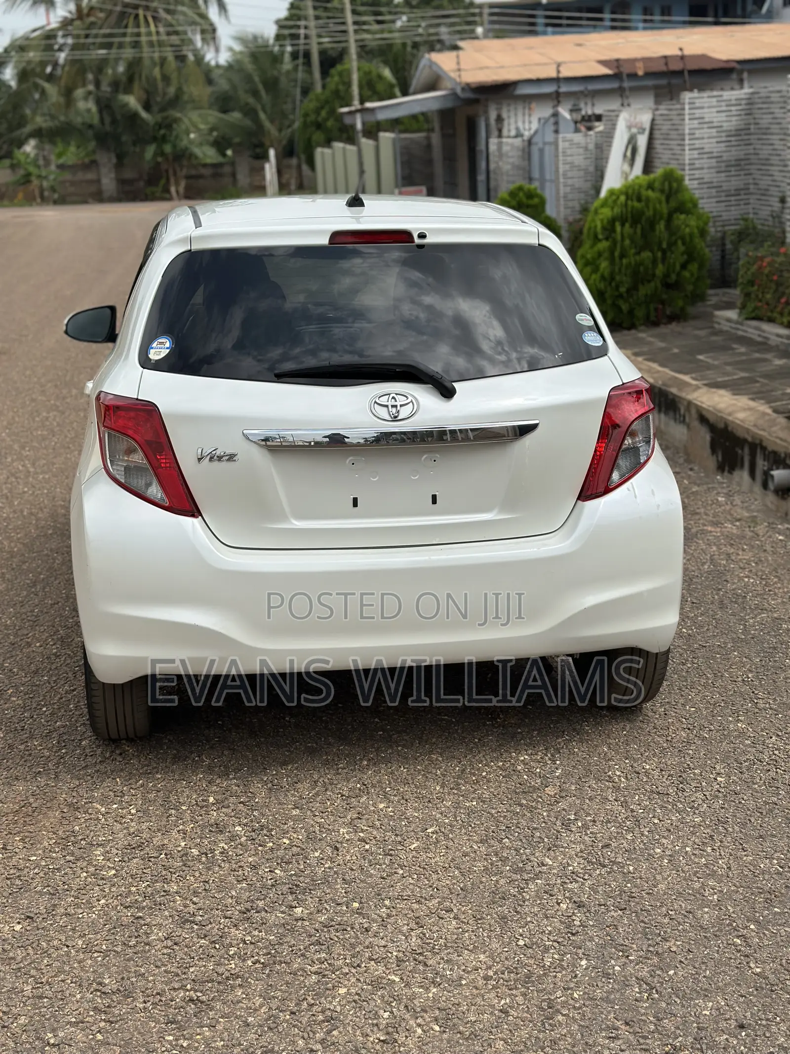 Toyota Vitz 1.3 FWD 5dr 2011 Pearl