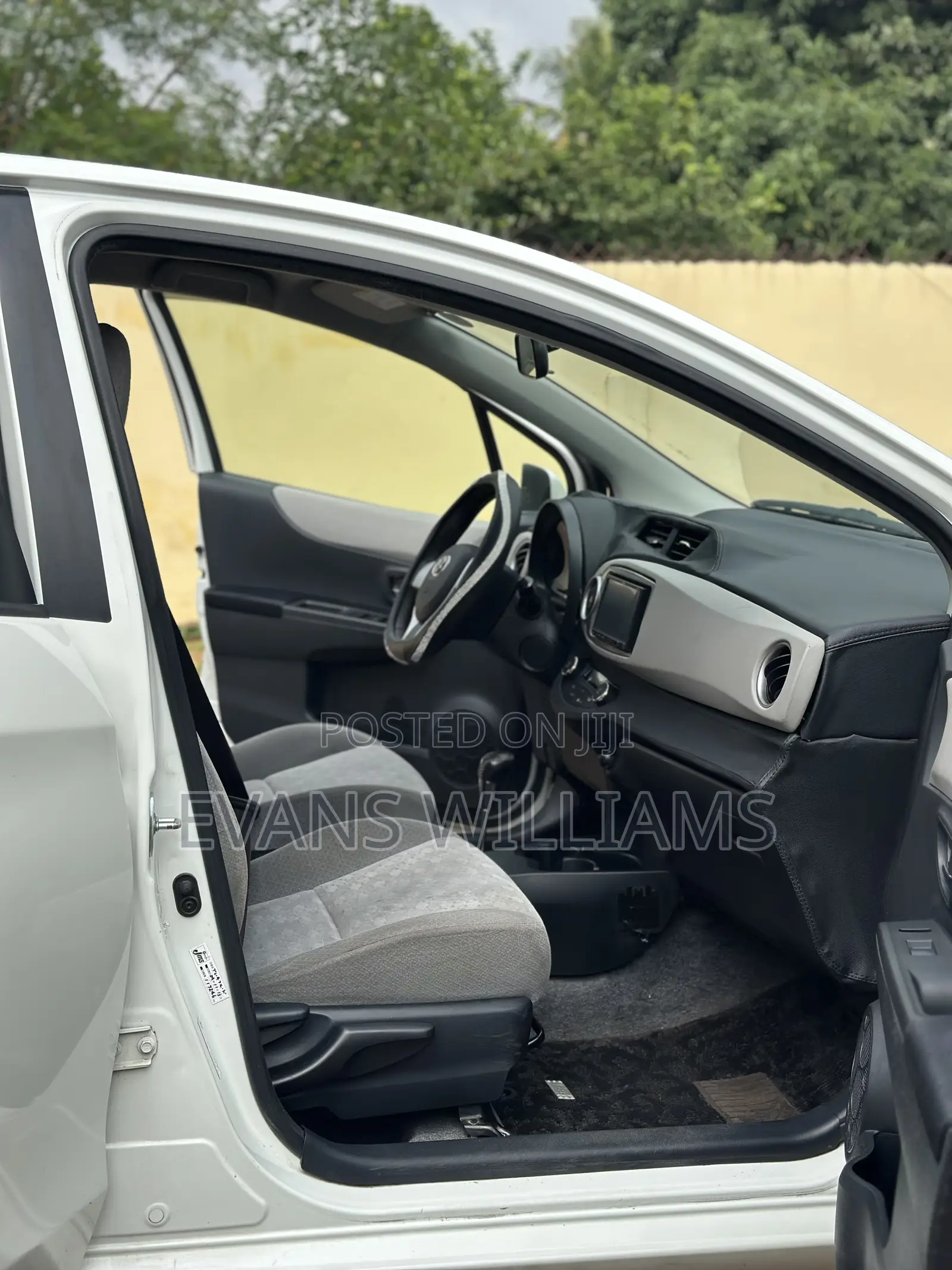 Toyota Vitz 1.3 FWD 5dr 2011 Pearl
