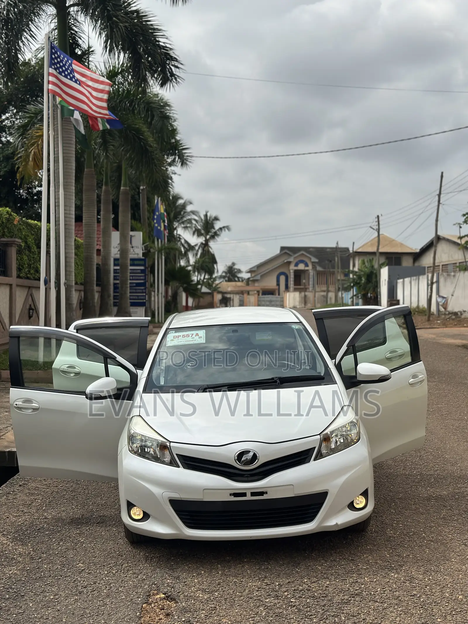 Toyota Vitz 1.3 FWD 5dr 2011 Pearl