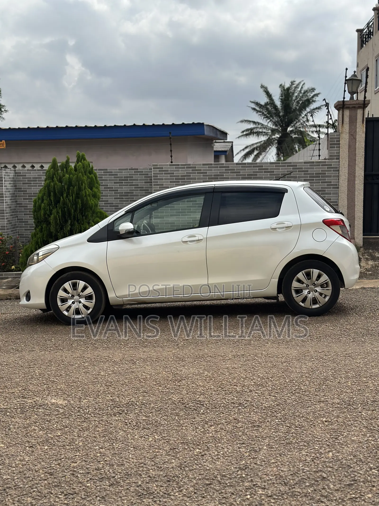 Toyota Vitz 1.3 FWD 5dr 2011 Pearl