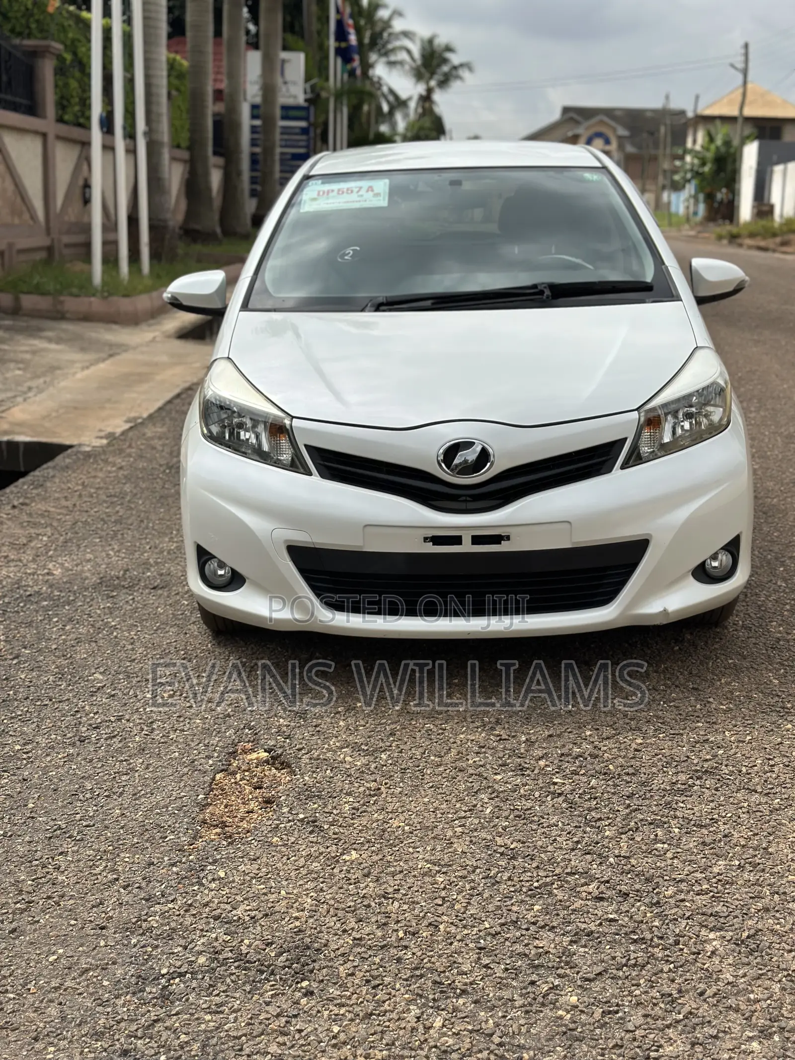 Toyota Vitz 1.3 FWD 5dr 2011 Pearl