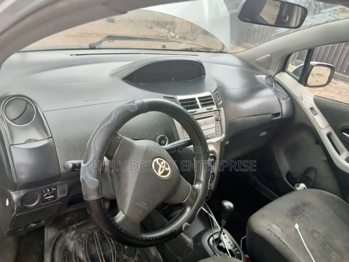 Toyota Vitz 1.3 FWD 5dr 2010 Silver