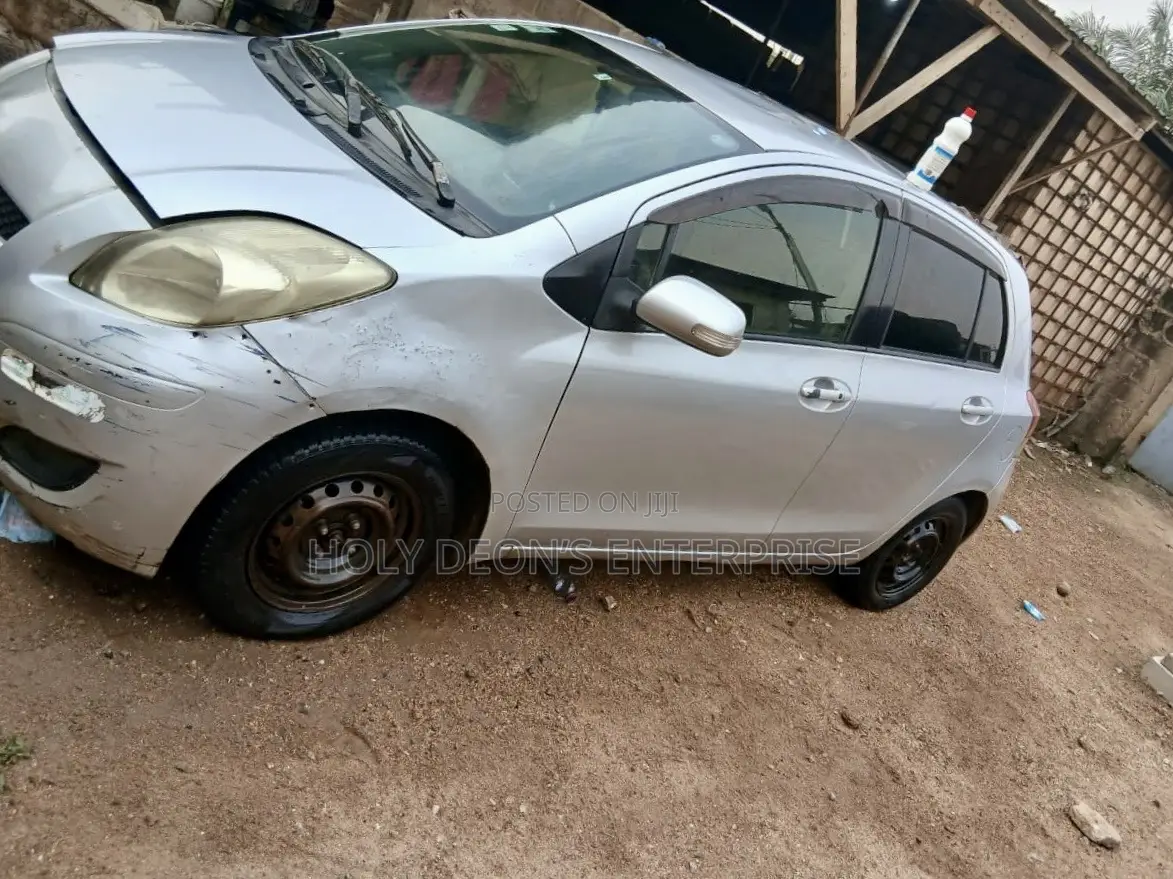 Toyota Vitz 1.3 FWD 5dr 2010 Silver