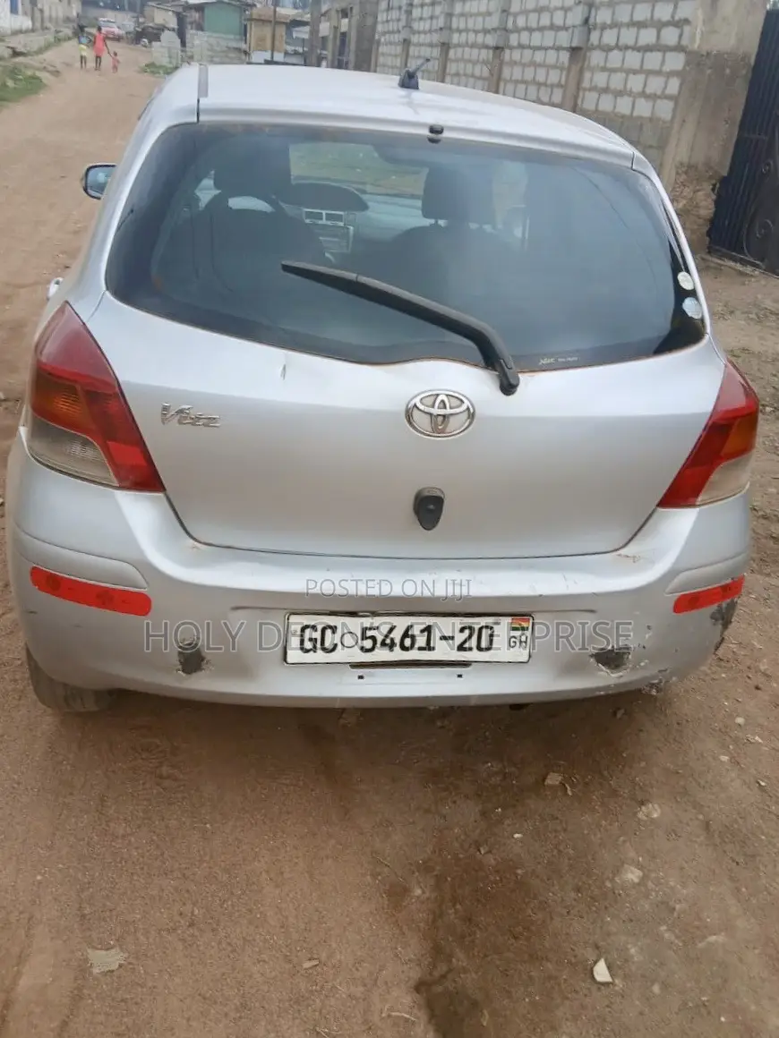 Toyota Vitz 1.3 FWD 5dr 2010 Silver