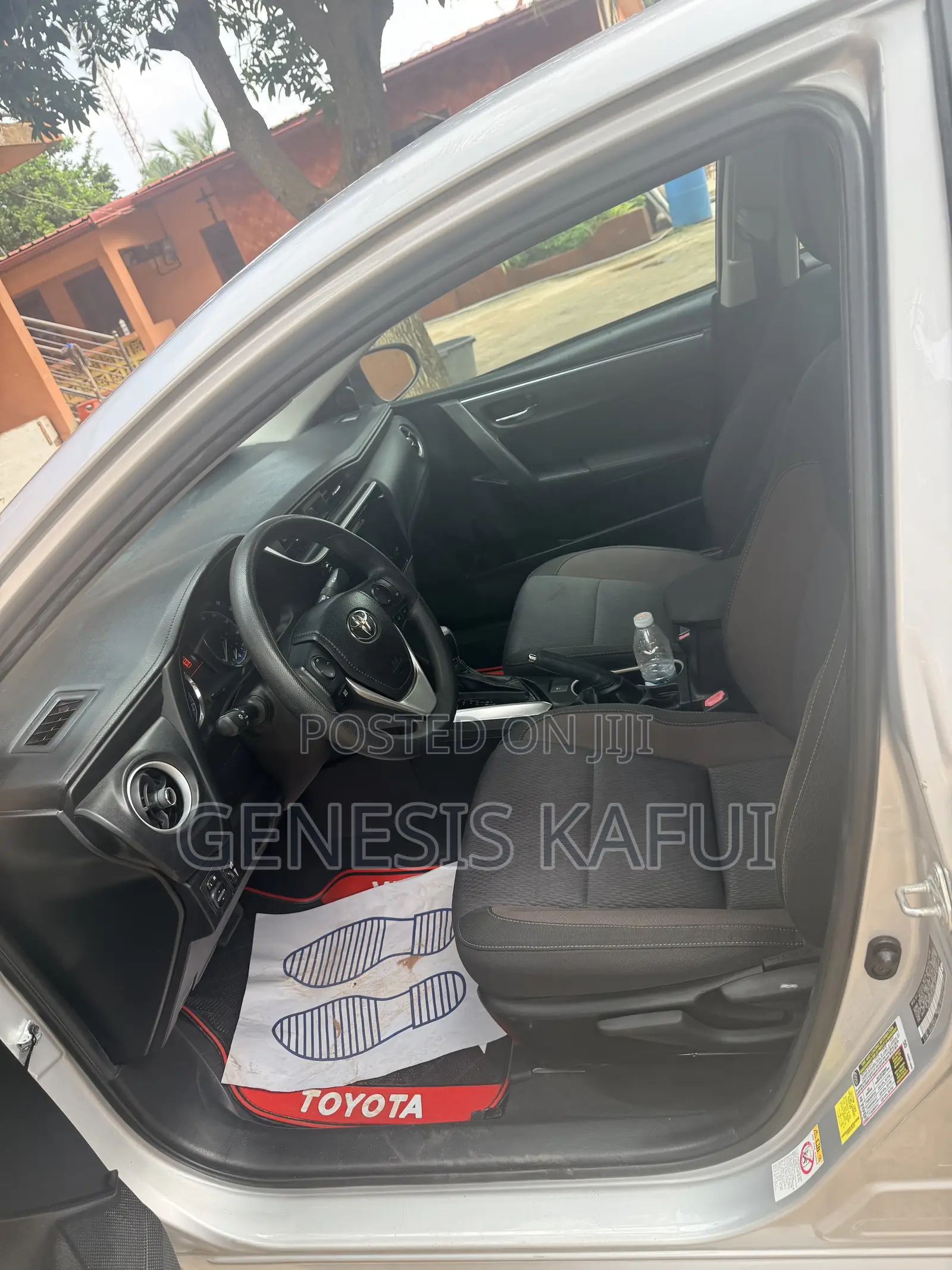 Toyota Corolla LE Eco (1.8L 4cyl 2A) 2018 Gray