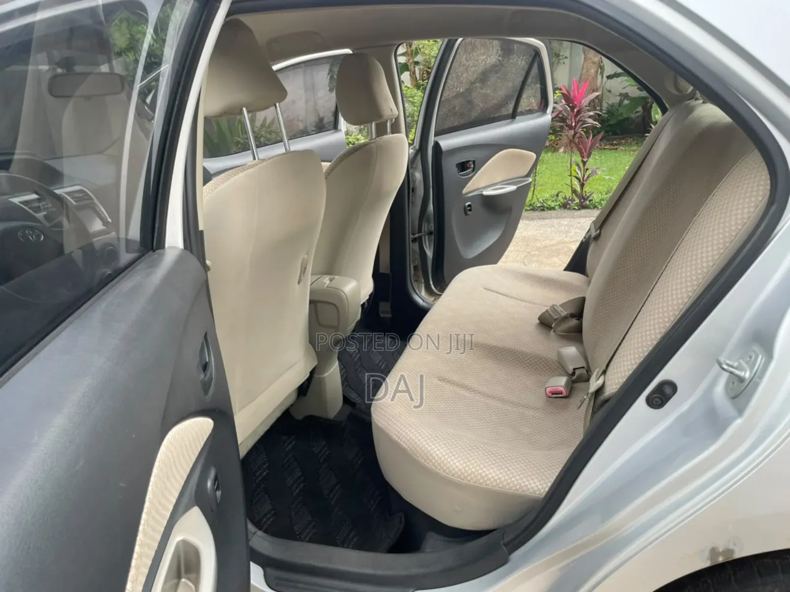 Toyota Belta 2010 Silver