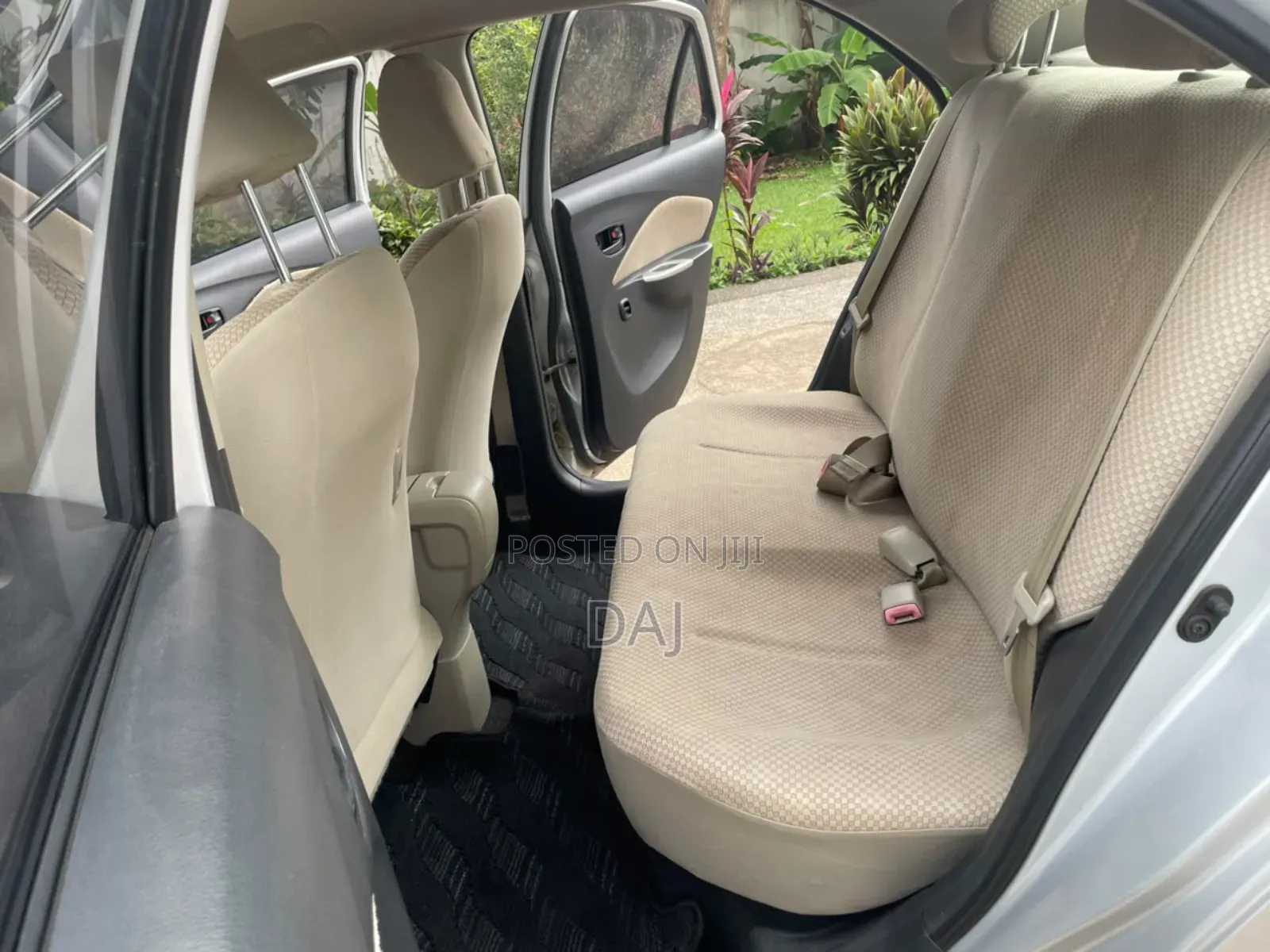 Toyota Belta 2010 Silver