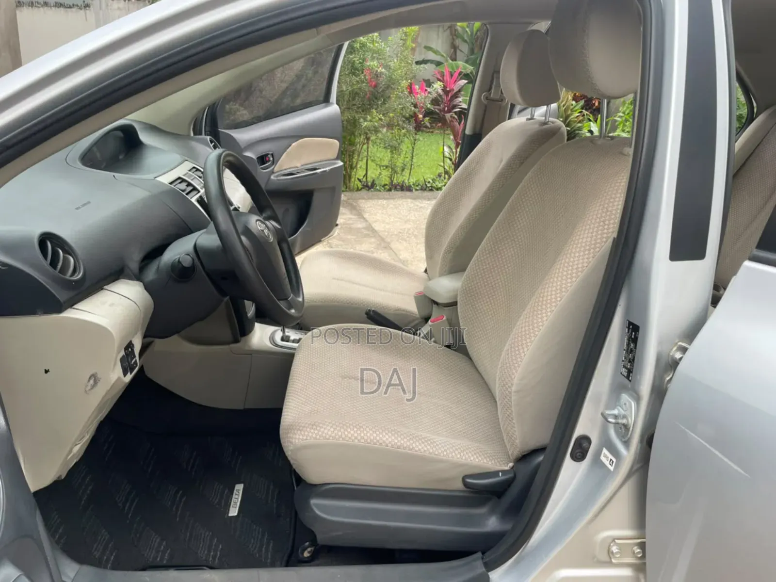Toyota Belta 2010 Silver