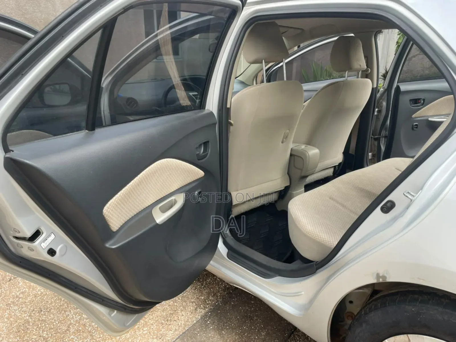 Toyota Belta 2010 Silver