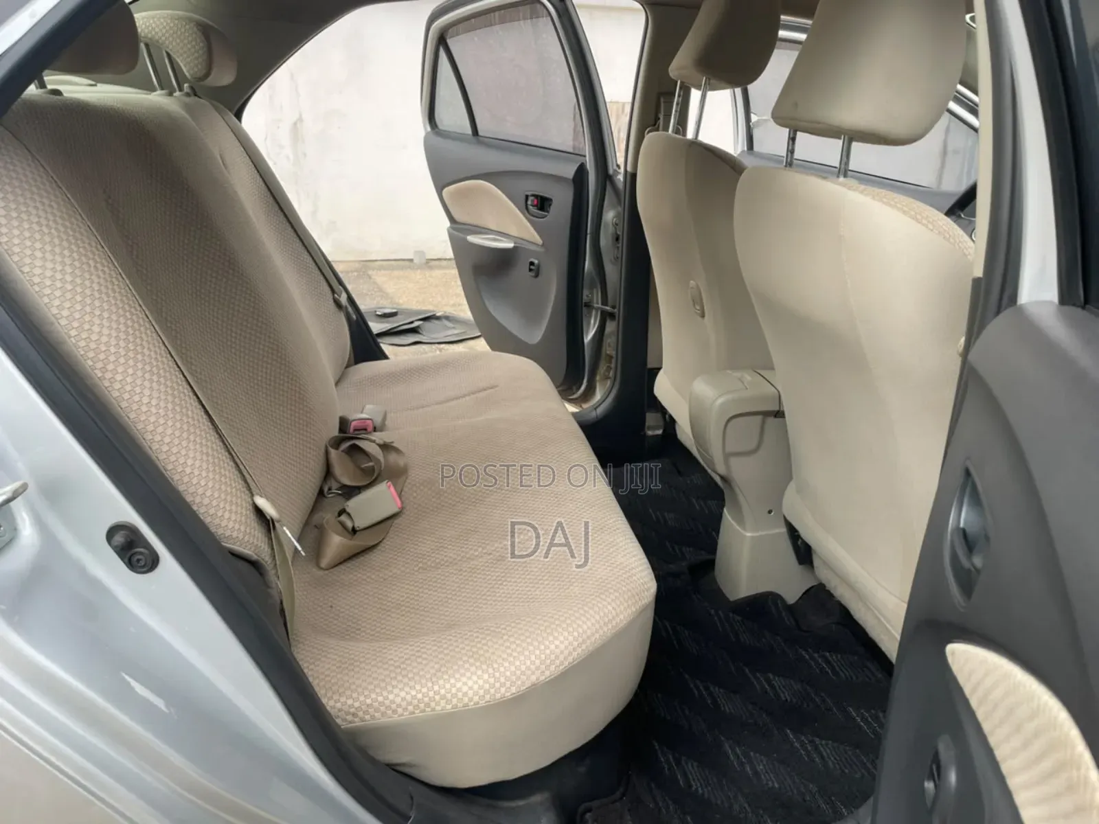 Toyota Belta 2010 Silver
