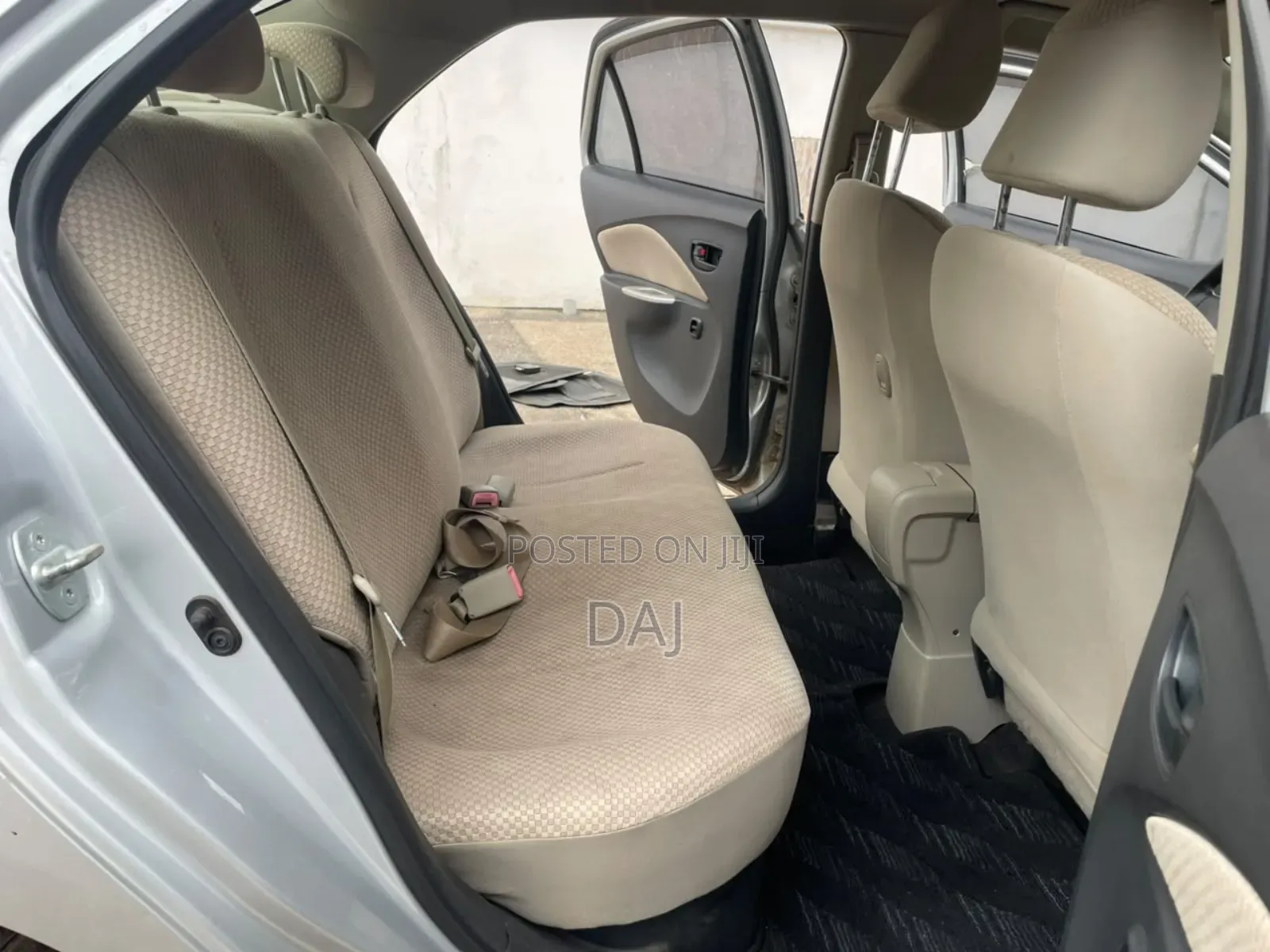 Toyota Belta 2010 Silver